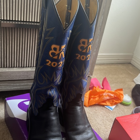 Like what tf are these - Picture 2 of 3